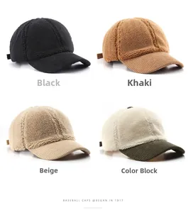 Détail de la texture en peluche et velours côtelé sur des casquettes d'hiver colorées