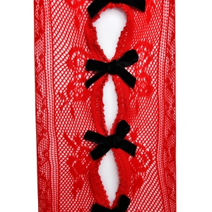 Gros plan sur le tissu résille rouge orné de quatre nœuds en velours noir sur ce legging