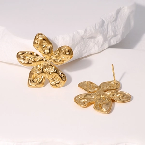 Elegant 18k gold plated stainless steel five-petal flower stud earrings with hammered texture