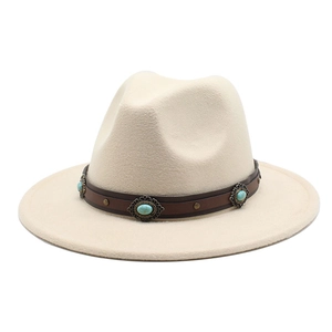 Détail du chapeau fedora en laine avec ruban en cuir brun, rivets et pierres turquoise