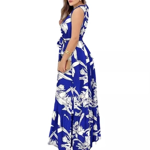 Élégante robe licou sans manches à imprimé floral bleu avec jupe à volants superposés