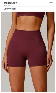 Gros plan sur le short de yoga sans couture taille haute en rouge cerise nervuré