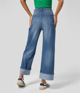 Vista posteriore dei jeans blu a vita alta con gamba larga e dettaglio delle tasche