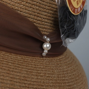 Elegante cappello di paglia vintage con nastro di chiffon marrone e perle decorative