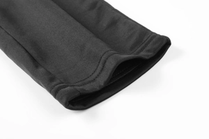 Détail de couture à double aiguille sur les poignets élastiques noirs du survêtement