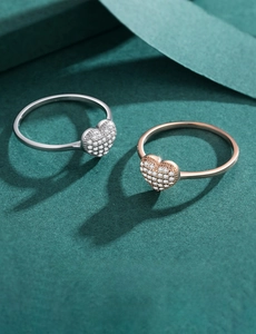 Nahaufnahme von S925 Sterlingsilber und Roségold Herzringen mit Pavé-Diamanten