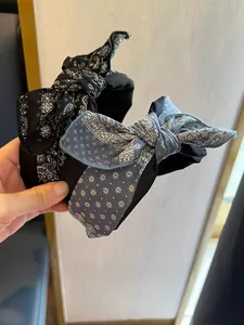 Détails de bandeaux à nœud avec motif paisley en tissu noir et bleu brumeux élégant