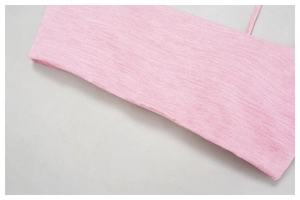 Dettaglio della trama del tessuto melange rosa e delle spalline di un reggiseno