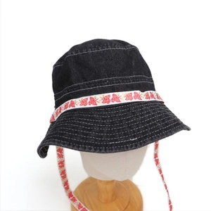 Modischer Fischerhut aus schwarzem Denim mit Blumenband und Schmetterlingsmuster im Freien