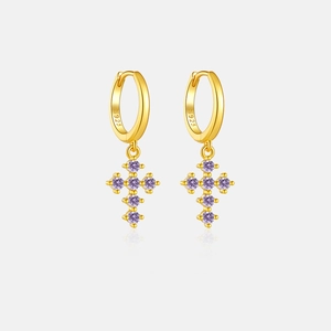 Détail de boucles d'oreilles créoles S925 or avec pendentif croix en gemme violette