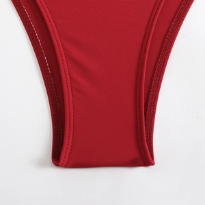 Gros plan de l'entrejambe d'un bikini rouge en tricot avec des coutures à double aiguille