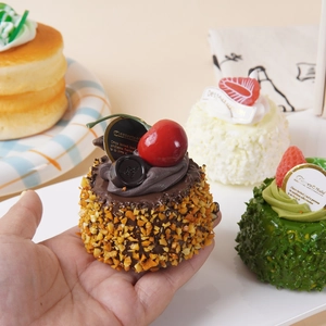 Colección de modelos realistas de mousse de coco con fresas y adornos de chocolate