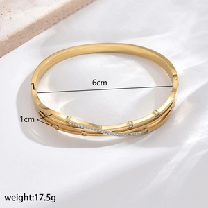 Detail view of gold stainless steel bangle with 6cm diameter and 17.5g weight specs