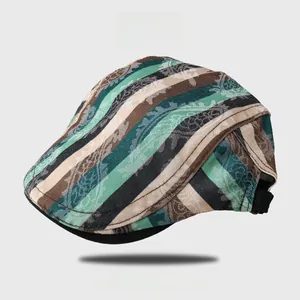 Détail du motif cachemire vintage et du tissu texturé sur la casquette plate rétro