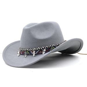 Détail latéral du chapeau de cowboy en feutre gris avec ruban bohème et pendentifs argentés