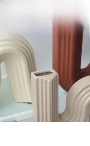 Gros plan d'un vase en U en céramique moderne avec texture verticale mate et détails du col