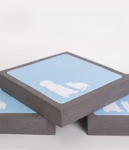Detail van sponsjes voor het verwijderen van dierenharen met blauwe honden- en kattenpatroon