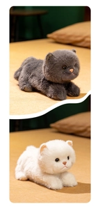 Detalle del gato de peluche British Shorthair que muestra la textura suave del pelo
