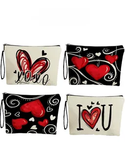 Dettaglio di quattro trousse in tela con motivi a cuore rosso e stampe romantiche