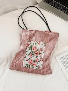 Gros plan du cabas en velours rose avec poche florale et texture dentelle