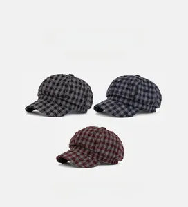Dettaglio di tre cappelli newsboy a quadri con bordi sfrangiati in vari colori vivaci
