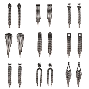 Neuf paires de boucles d'oreilles pendantes à pampilles en strass noirs et franges à chaînes