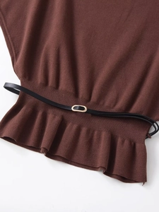 Detail eines braunen Strickoberteils mit gerippter Taille und schmalem schwarzem Gürtel