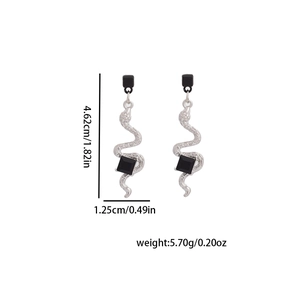 Boucles d'oreilles serpent argentées avec gemme noire et détails de mesure précis