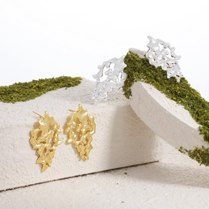 Hollow frosted irregular S925 silver stud earrings in gold and silver finish