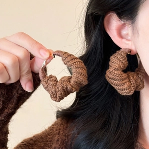 Créoles en tricot marron fait main avec fermoir doré et design au crochet texturé