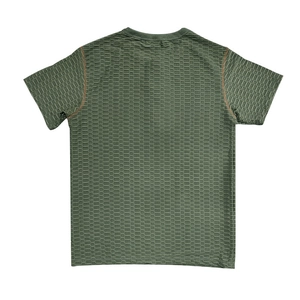 Détail du t-shirt vert armée ajusté avec texture en nid d'abeille et coutures oranges
