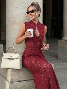 Abito lungo attillato senza maniche in pizzo rosso con scollatura a goccia e spacco sexy