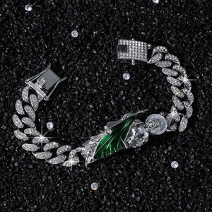 Bracelet Cuban Link serti de diamants avec médaille St Jude en émail vert et métal argenté