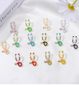 Vue détaillée des épinglettes stéthoscope multicolores sur soie blanche avec des marguerites
