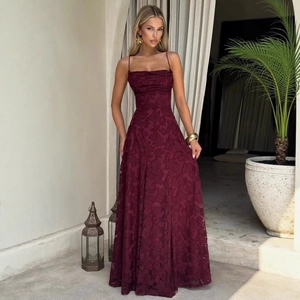 Elegantes burgunderrotes rückenfreies Trägerkleid mit Blumen-Jacquard und A-Linie