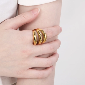Dettaglio ravvicinato di un anello a tre strati in acciaio inossidabile placcato oro 18K