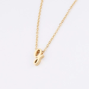 Vue détaillée du pendentif lettre g minuscule sur un collier doré en acier inoxydable
