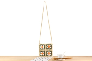 Détails du sac bandoulière au crochet fait main avec patchwork de motifs floraux