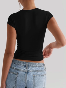 T-shirt de yoga noir ajusté pour femmes montrant les détails du dos athlétique pro