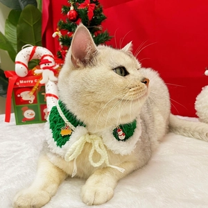 Détail du collier de Noël pour animaux avec breloque bonhomme de neige et cloche dorée
