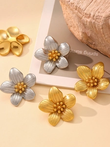 Detailansicht gebürsteter Kamelien-Ohrstecker in Gold und Silber mit 3D-Blütenblättern