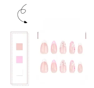 Dettagli di unghie finte a mandorla rosa con decorazioni floreali e sfumature french