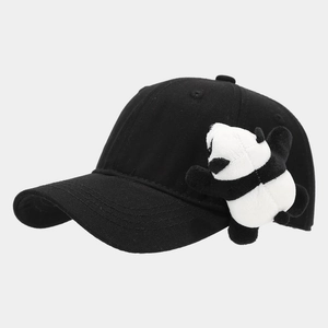 Détail d'une casquette de baseball noire en coton avec un ornement panda 3D en peluche sur le côté