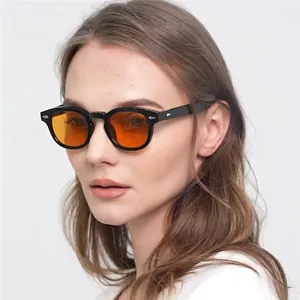 Lunettes de soleil rondes rétro avec monture noire, verres orange et rivets argentés