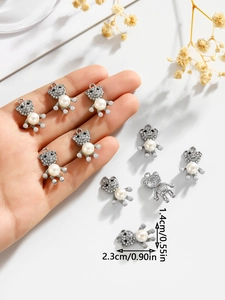 Detail view of bear pearl pendant with size dimensions 1.4cm x 2.3cm and rhinestones