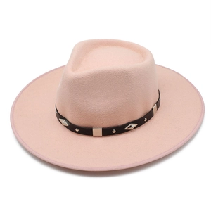 Détail de chapeau fedora en laine rose avec ruban en cuir noir orné de clous