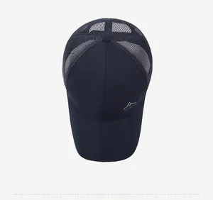 Vue de dessus de casquette de baseball en mesh bleu marine avec logo de montagne