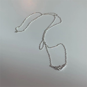 Detailed view of 925 sterling silver minimalist curved geometric pendant necklace