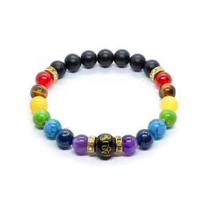Detail von Chakra-Armband mit Natursteinen, Lavaperlen und goldenen Strass-Zwischenstücken