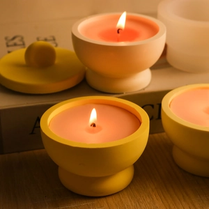 Portacandele minimalisti giallo e bianco, dettaglio dell'effetto luce della candela